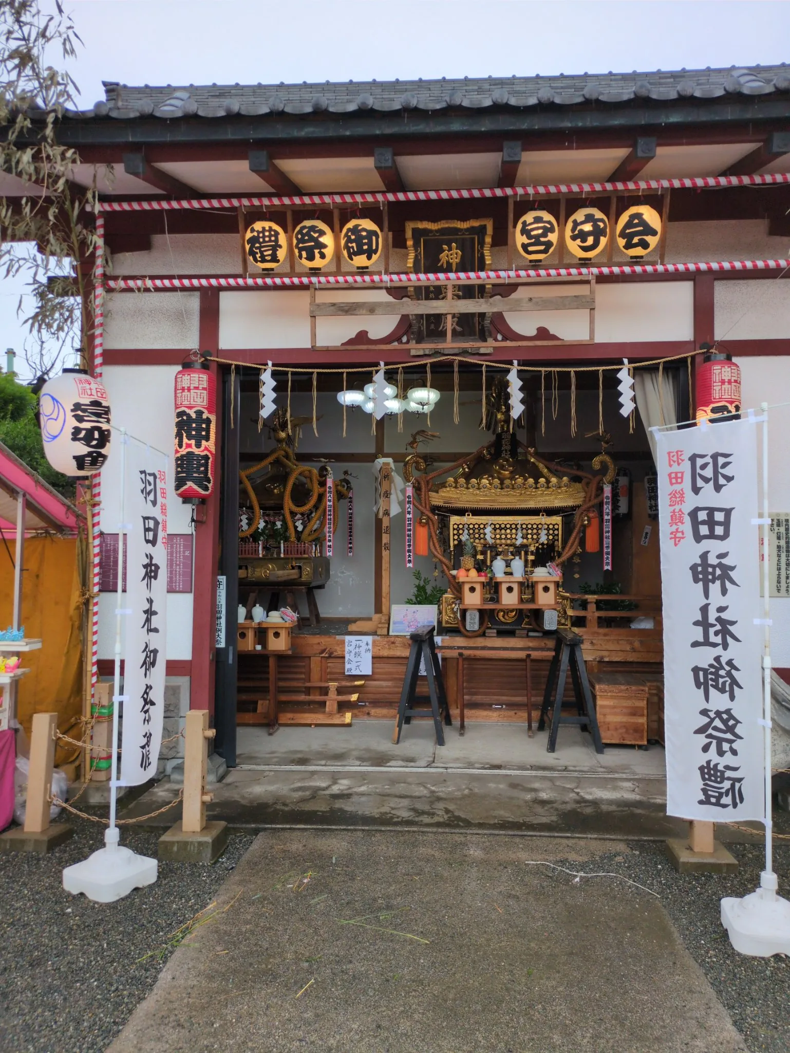 境内で静かに置かれた神輿と祭りの設え